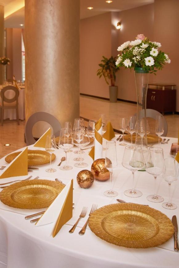Hotel Univers Kaloşvar Dış mekan fotoğraf